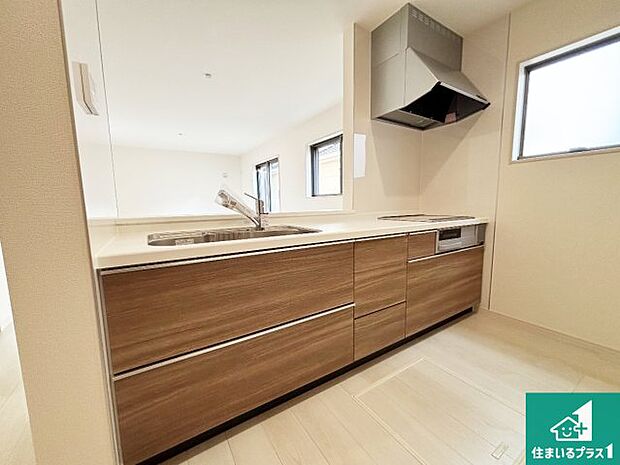 リビングと統一感があり、使い勝手のいいキッチン。広々としているので、二人並んで作業が出来ちゃいます。お子様と一緒に色々なお料理に挑戦できるスペースがあります。