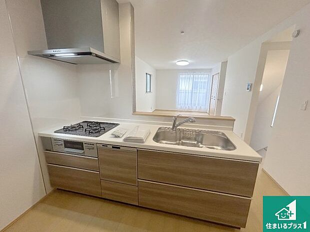 リビングと統一感があり、使い勝手のいいキッチン。広々としているので、二人並んで作業が出来ちゃいます。お子様と一緒に色々なお料理に挑戦できるスペースがあります。