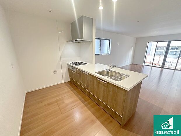 リビングと統一感があり、使い勝手のいいキッチン。広々としているので、二人並んで作業が出来ちゃいます。お子様と一緒に色々なお料理に挑戦できるスペースがあります。