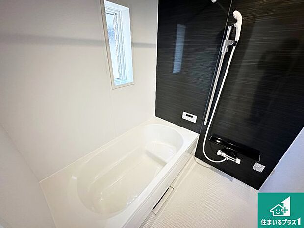 足をゆったり伸ばして寛げる浴槽です。窓が設けられていますので差し込む光が明るく穏やかな雰囲気にしてくれます♪浴室乾燥機も設置しているので、雨の日の洗濯物も安心です♪