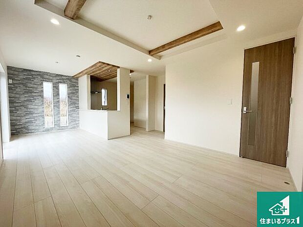 日当たり良好の明るいリビングで朝の目覚めもスッキリできそう!対面キッチンでご家族のコミュニケーションも自然と増える設計!小さなお子様が遊ぶスペースを作っても広々とくつろげるLDK!