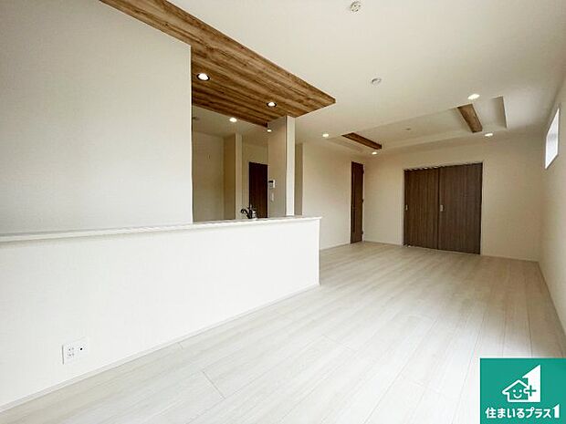 明るいリビングで朝の目覚めもスッキリできそう!対面キッチンでご家族のコミュニケーションも自然と増える設計!小さなお子様が遊ぶスペースを作っても広々とくつろげるLDK!