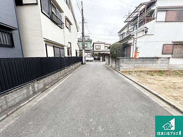 周辺は落ち着いた街並みの住宅地!子育てがしやすい住環境です!まだ未完成ですが、現地でしかわからない事もございます。是非一度ご覧ください。