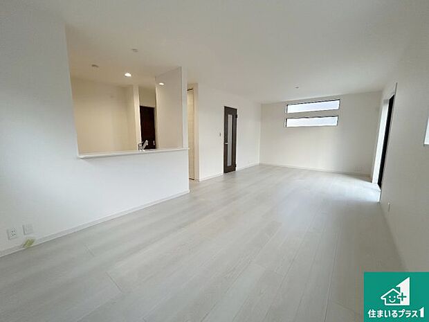 シンプルなリビングは、観葉植物等のインテリアを楽しめますね!パパ好みにも、ママ好みにも家具次第で雰囲気を変えることができます!