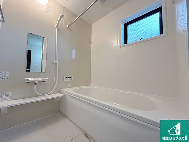 足をゆったり伸ばして寛げる浴槽です。窓が設けられていますので差し込む光が明るく穏やかな雰囲気にしてくれます♪浴室乾燥機も設置しているので、雨の日の洗濯物も安心です♪