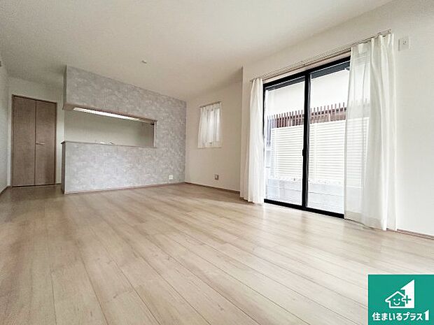 シンプルなリビングは、観葉植物等のインテリアを楽しめますね!パパ好みにも、ママ好みにも家具次第で雰囲気を変えることができます!