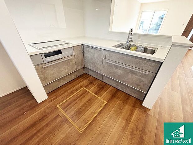 リビングと統一感があり、使い勝手のいいキッチン。広々としているので、二人並んで作業が出来ちゃいます。お子様と一緒に色々なお料理に挑戦できるスペースがあります。