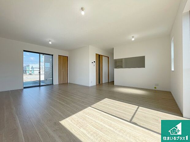 日当たり良好の明るいリビングで朝の目覚めもスッキリできそう！対面キッチンでご家族のコミュニケーションも自然と増える設計！小さなお子様が遊ぶスペースを作っても広々とくつろげるLDK！