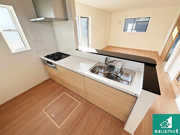 リビングと統一感があり、使い勝手のいいキッチン。広々としているので、二人並んで作業が出来ちゃいます。お子様と一緒に色々なお料理に挑戦できるスペースがあります。