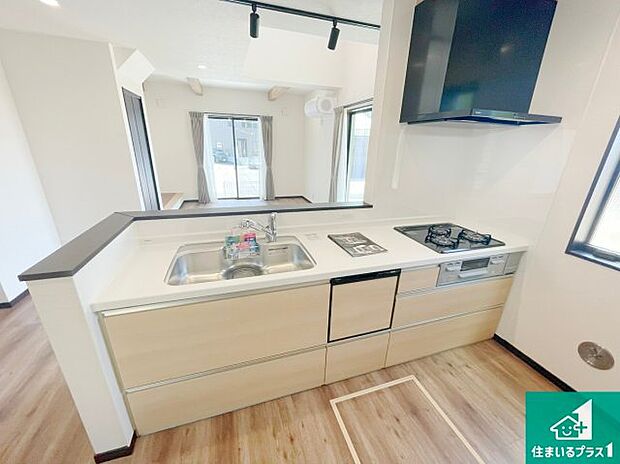 リビングと統一感があり、使い勝手のいいキッチン。広々としているので、二人並んで作業が出来ちゃいます。お子様と一緒に色々なお料理に挑戦できるスペースがあります。