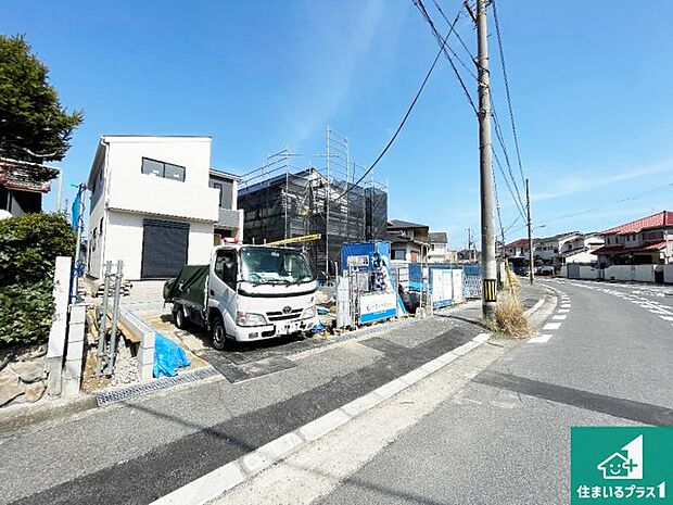 周辺は閑静な住宅街です。前面道路もしっかりと有りますので車の出し入れも安心ですよ！