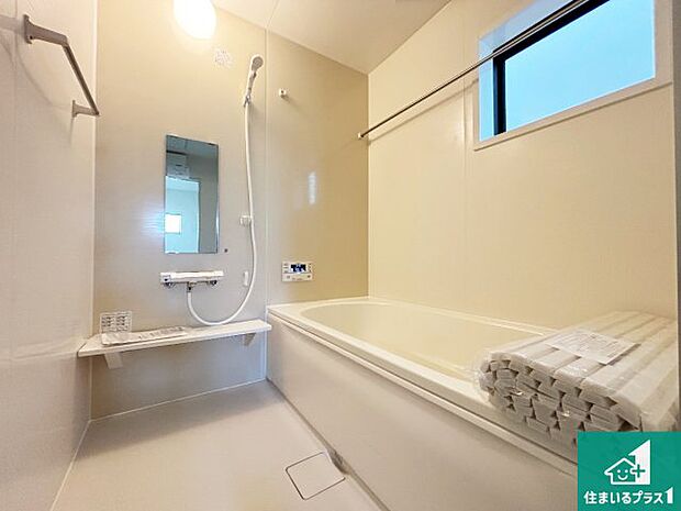 足をゆったり伸ばして寛げる浴槽です。窓が設けられていますので差し込む光が明るく穏やかな雰囲気にしてくれます♪浴室乾燥機も設置しているので、雨の日の洗濯物も安心です♪