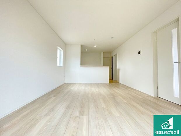 シンプルなリビングは、観葉植物等のインテリアを楽しめますね！パパ好みにも、ママ好みにも家具次第で雰囲気を変えることができます！