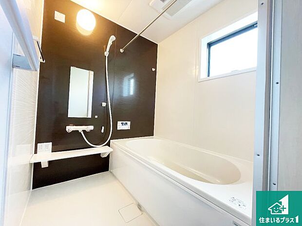 足をゆったり伸ばして寛げる浴槽です。窓が設けられていますので差し込む光が明るく穏やかな雰囲気にしてくれます♪浴室乾燥機も設置しているので、雨の日の洗濯物も安心です♪