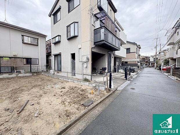 周辺は落ち着いた街並みの住宅地！子育てがしやすい住環境です！まだ未完成ですが、現地でしかわからない事もございます。是非一度ご覧ください。