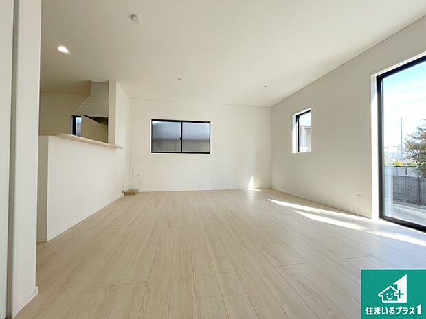 リビングと統一感があり、使い勝手のいいキッチン。広々としているので、二人並んで作業が出来ちゃいます。お子様と一緒に色々なお料理に挑戦できるスペースがあります。