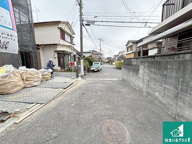 周辺は落ち着いた街並みの住宅地!子育てがしやすい住環境です!まだ未完成ですが、現地でしかわからない事もございます。是非一度ご覧ください。
