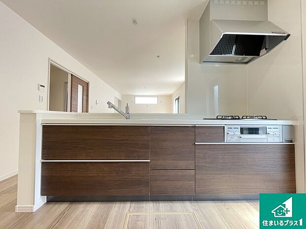 リビングと統一感があり、使い勝手のいいキッチン。広々としているので、二人並んで作業が出来ちゃいます。お子様と一緒に色々なお料理に挑戦できるスペースがあります。