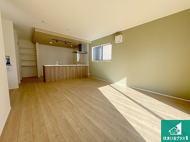 日当たり良好の明るいリビングで朝の目覚めもスッキリできそう!対面キッチンでご家族のコミュニケーションも自然と増える設計!小さなお子様が遊ぶスペースを作っても広々とくつろげるLDK!