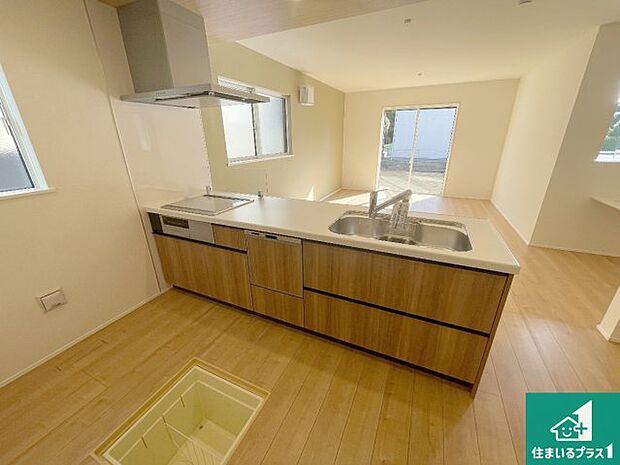 リビングと統一感があり、使い勝手のいいキッチン。広々としているので、二人並んで作業が出来ちゃいます。お子様と一緒に色々なお料理に挑戦できるスペースがあります。