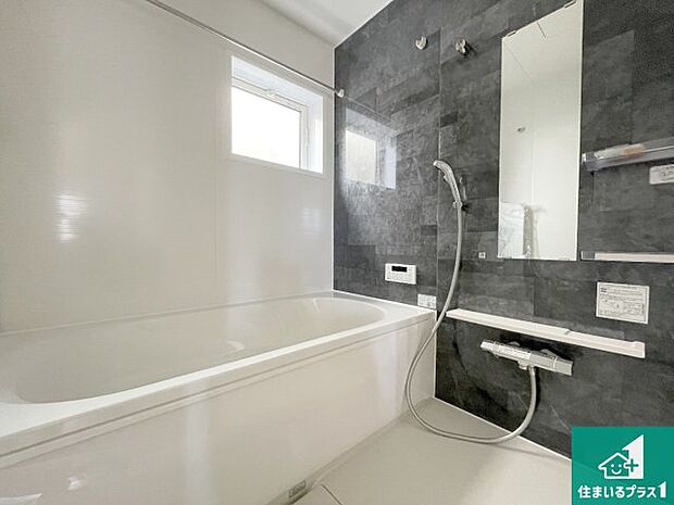 足をゆったり伸ばして寛げる浴槽です。窓が設けられていますので差し込む光が明るく穏やかな雰囲気にしてくれます♪浴室乾燥機も設置しているので、雨の日の洗濯物も安心です♪