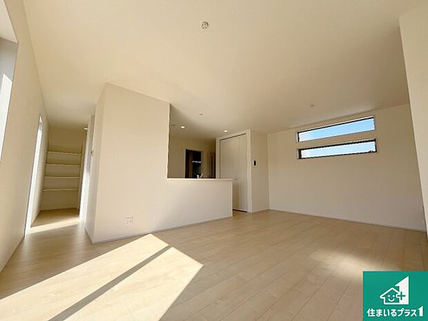 日当たり良好の明るいリビングで朝の目覚めもスッキリできそう！対面キッチンでご家族のコミュニケーションも自然と増える設計！小さなお子様が遊ぶスペースを作っても広々とくつろげるLDK！