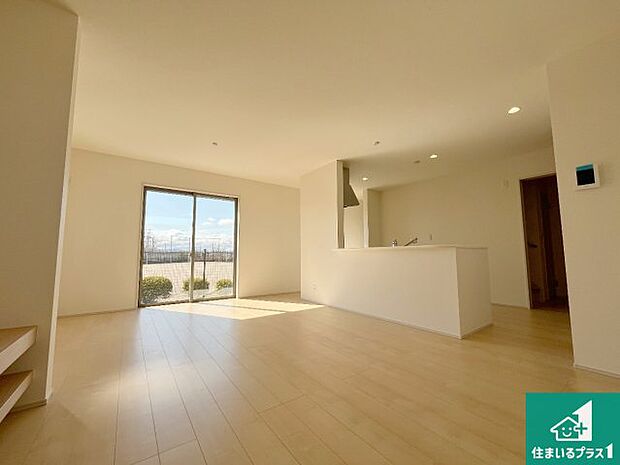 シンプルなリビングは、観葉植物等のインテリアを楽しめますね！パパ好みにも、ママ好みにも家具次第で雰囲気を変えることができます！