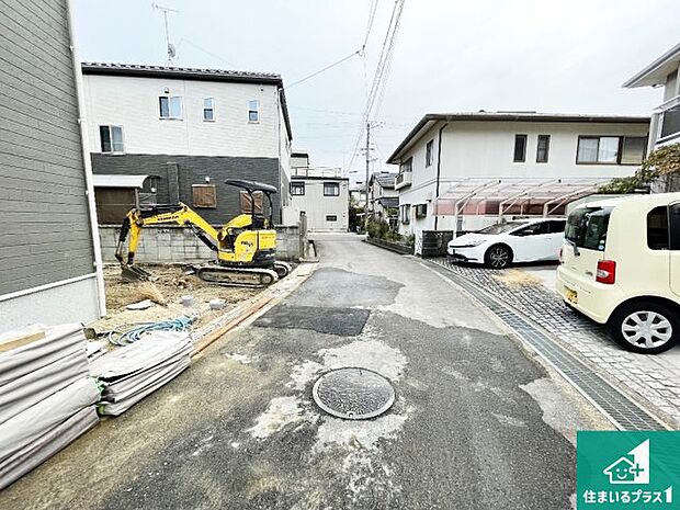 周辺は落ち着いた街並みの住宅地!子育てがしやすい住環境です!まだ未完成ですが、現地でしかわからない事もございます。是非一度ご覧ください。