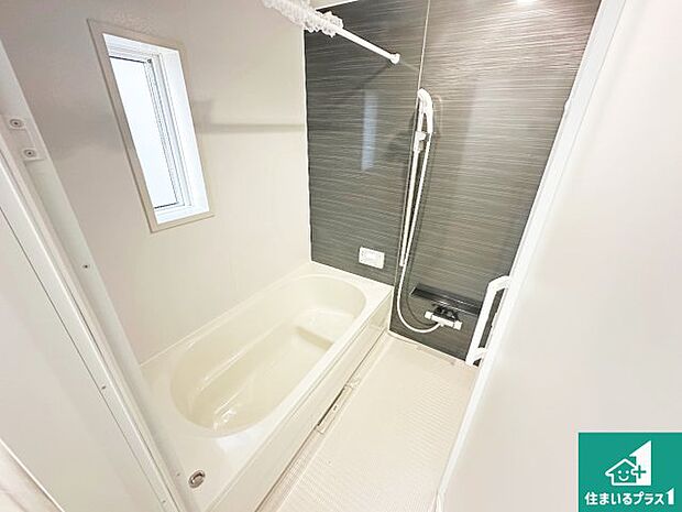 足をゆったり伸ばして寛げる浴槽です。窓が設けられていますので差し込む光が明るく穏やかな雰囲気にしてくれます♪浴室乾燥機も設置しているので、雨の日の洗濯物も安心です♪