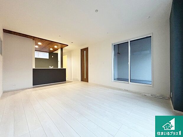 シンプルなリビングは、観葉植物等のインテリアを楽しめますね！パパ好みにも、ママ好みにも家具次第で雰囲気を変えることができます！