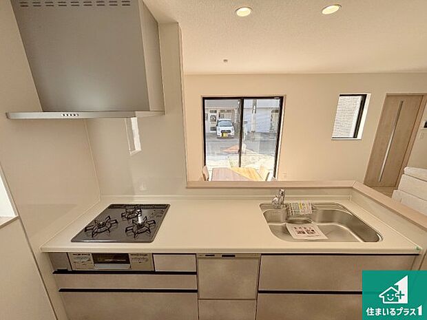 リビングと統一感があり、使い勝手のいいキッチン。広々としているので、二人並んで作業が出来ちゃいます。お子様と一緒に色々なお料理に挑戦できるスペースがあります。