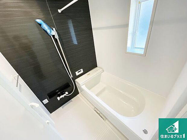 足をゆったり伸ばして寛げる浴槽です。窓が設けられていますので差し込む光が明るく穏やかな雰囲気にしてくれます♪浴室乾燥機も設置しているので、雨の日の洗濯物も安心です♪
