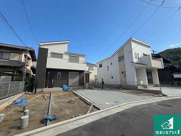 周辺は落ち着いた街並みの住宅地！子育てがしやすい住環境です！まだ未完成ですが、現地でしかわからない事もございます。是非一度ご覧ください。