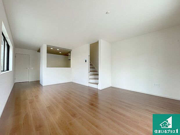 日当たり良好の明るいリビングで朝の目覚めもスッキリできそう！対面キッチンでご家族のコミュニケーションも自然と増える設計！小さなお子様が遊ぶスペースを作っても広々とくつろげるLDK！