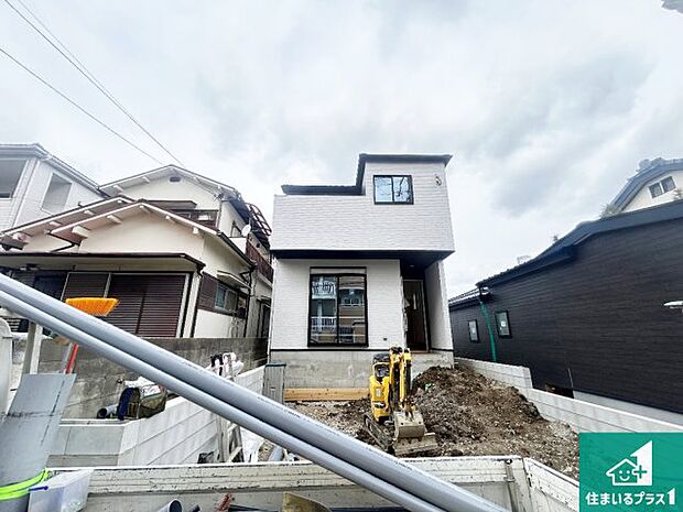 周辺は落ち着いた街並みの住宅地！子育てがしやすい住環境です！まだ未完成ですが、現地でしかわからない事もございます。是非一度ご覧ください。