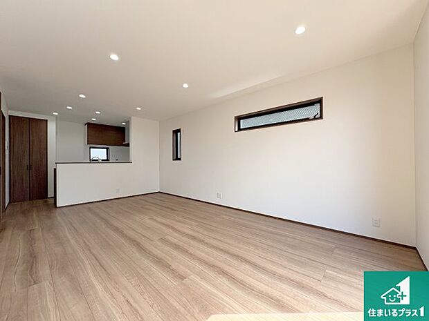 日当たり良好の明るいリビングで朝の目覚めもスッキリできそう!対面キッチンでご家族のコミュニケーションも自然と増える設計!小さなお子様が遊ぶスペースを作っても広々とくつろげるLDK!