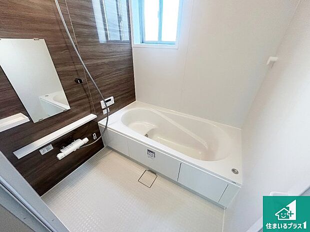 足をゆったり伸ばして寛げる浴槽です。窓が設けられていますので差し込む光が明るく穏やかな雰囲気にしてくれます♪浴室乾燥機も設置しているので、雨の日の洗濯物も安心です♪