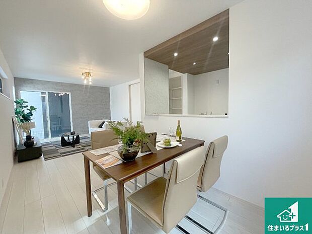 シンプルなリビングは、観葉植物等のインテリアを楽しめますね!パパ好みにも、ママ好みにも家具次第で雰囲気を変えることができます!