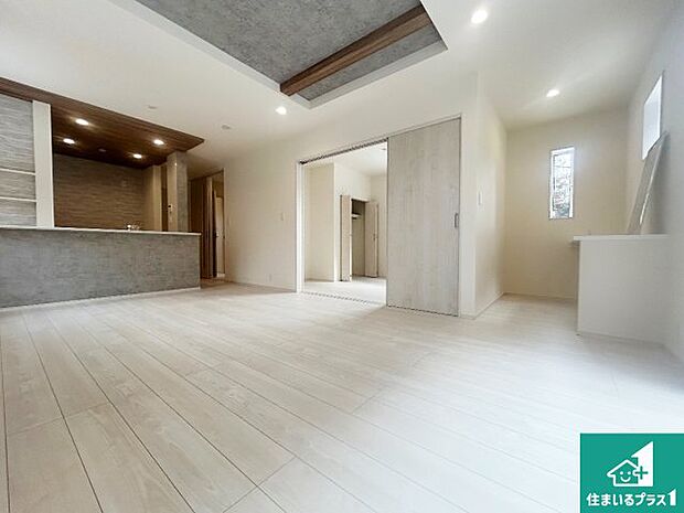 シンプルなリビングは、観葉植物等のインテリアを楽しめますね！パパ好みにも、ママ好みにも家具次第で雰囲気を変えることができます！