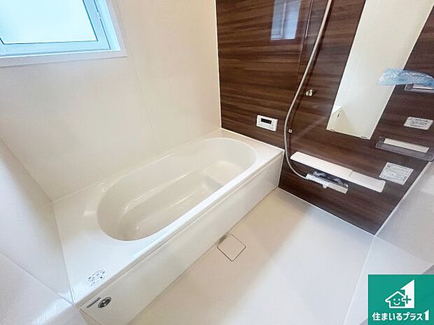 足をゆったり伸ばして寛げる浴槽です。窓が設けられていますので差し込む光が明るく穏やかな雰囲気にしてくれます♪浴室乾燥機も設置しているので、雨の日の洗濯物も安心です♪