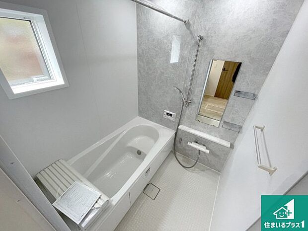 足をゆったり伸ばして寛げる浴槽です。窓が設けられていますので差し込む光が明るく穏やかな雰囲気にしてくれます♪浴室乾燥機も設置しているので、雨の日の洗濯物も安心です♪