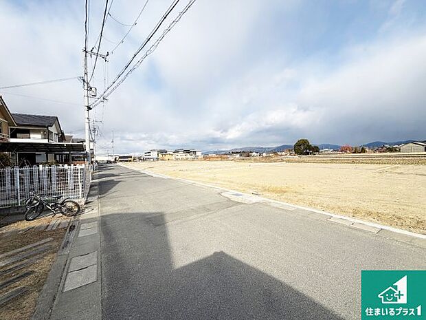 周辺は閑静な住宅街です。前面道路もしっかりと有りますので車の出し入れも安心ですよ！