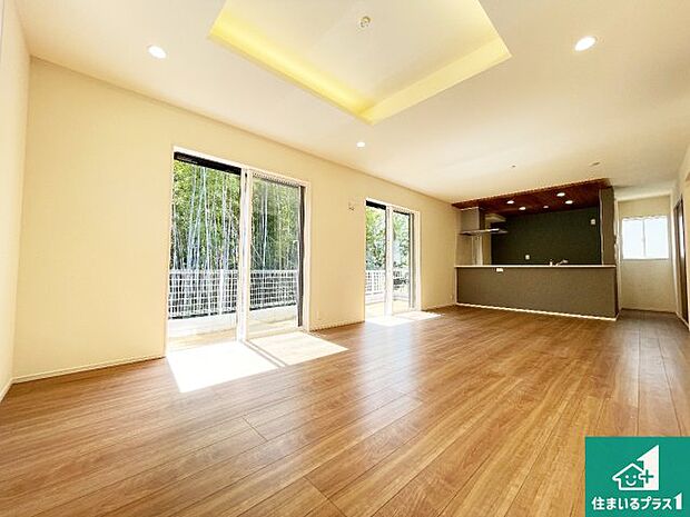 明るいリビングで朝の目覚めもスッキリできそう!対面キッチンでご家族のコミュニケーションも自然と増える設計!小さなお子様が遊ぶスペースを作っても広々とくつろげるLDK!