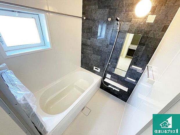 足をゆったり伸ばして寛げる浴槽です。窓が設けられていますので差し込む光が明るく穏やかな雰囲気にしてくれます♪浴室乾燥機も設置しているので、雨の日の洗濯物も安心です♪