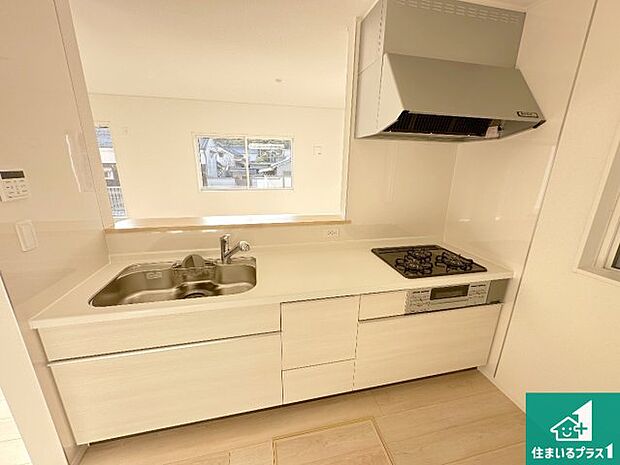 リビングと統一感があり、使い勝手のいいキッチン。広々としているので、二人並んで作業が出来ちゃいます。お子様と一緒に色々なお料理に挑戦できるスペースがあります。