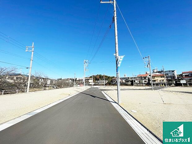周辺は閑静な住宅街です。前面道路もしっかりと有りますので車の出し入れも安心ですよ！