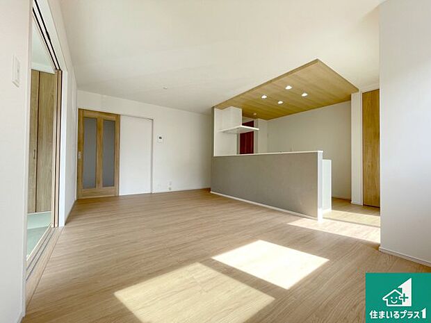 シンプルなリビングは、観葉植物等のインテリアを楽しめますね!パパ好みにも、ママ好みにも家具次第で雰囲気を変えることができます!