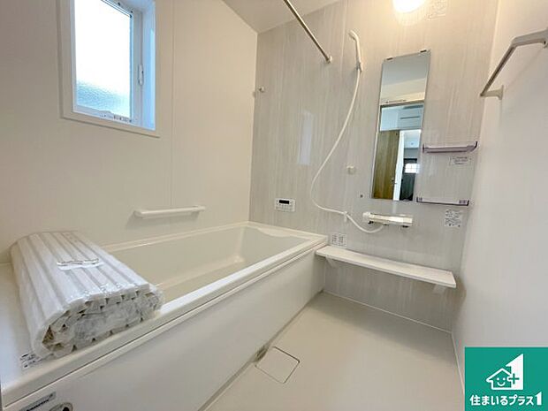 足をゆったり伸ばして寛げる浴槽です。窓が設けられていますので差し込む光が明るく穏やかな雰囲気にしてくれます♪浴室乾燥機も設置しているので、雨の日の洗濯物も安心です♪