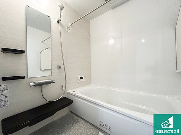 足をゆったり伸ばして寛げる浴槽です。窓が設けられていますので差し込む光が明るく穏やかな雰囲気にしてくれます♪浴室乾燥機も設置しているので、雨の日の洗濯物も安心です♪