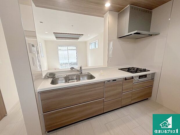 子供を見守りながらお料理が出来るため家族のコミュニケーションか増えます♪スペースが広く確保されている為お子様が大きくなったときは一緒に料理を楽しめます♪